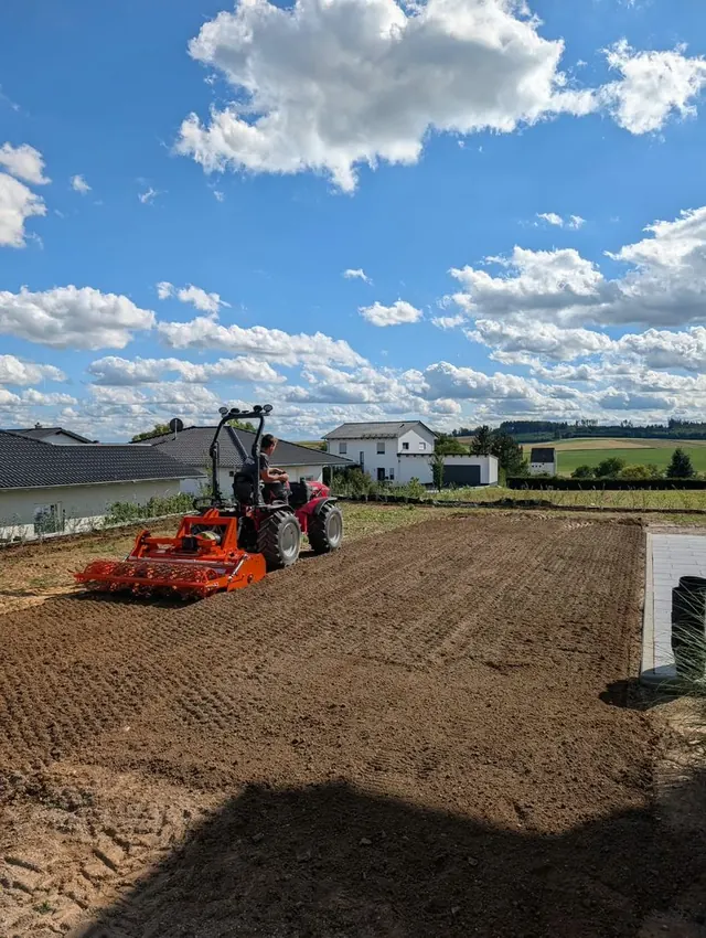 Kleintraktor mit Gartenfräse