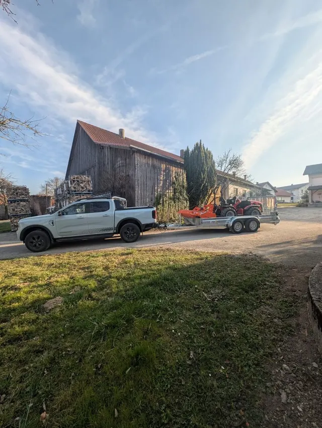 Pickup mit Transportanhänger