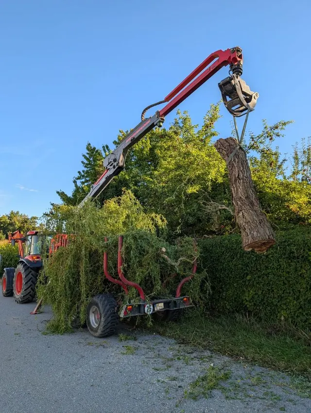 Traktor mit Kranwagen
